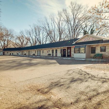 Simmer Motel Wamego Εξωτερικό φωτογραφία