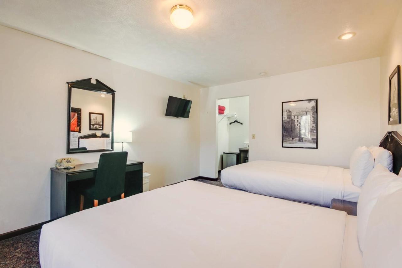 Simmer Motel Wamego Εξωτερικό φωτογραφία