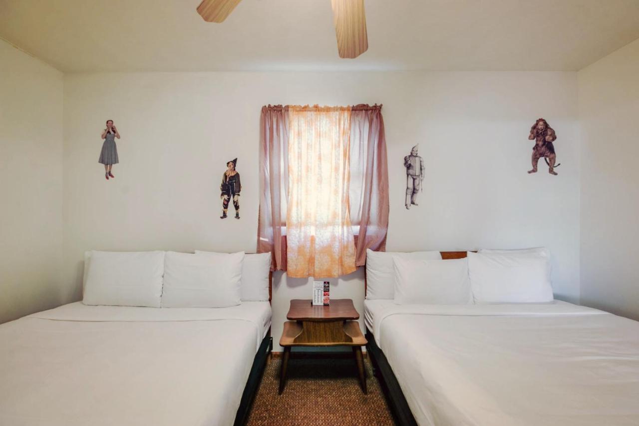 Simmer Motel Wamego Εξωτερικό φωτογραφία