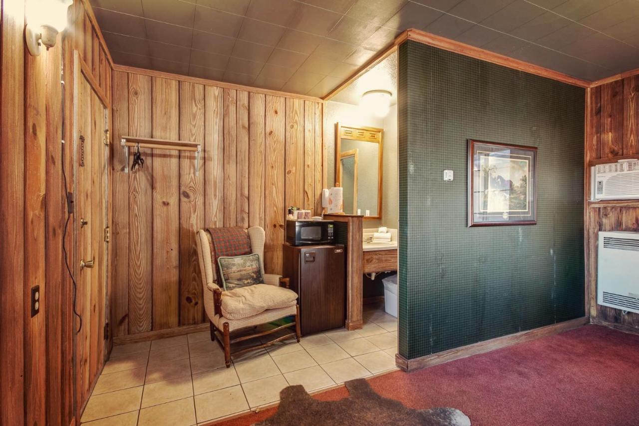 Simmer Motel Wamego Εξωτερικό φωτογραφία