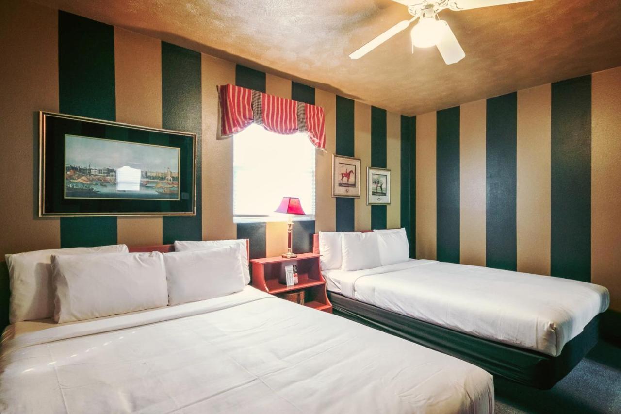 Simmer Motel Wamego Εξωτερικό φωτογραφία