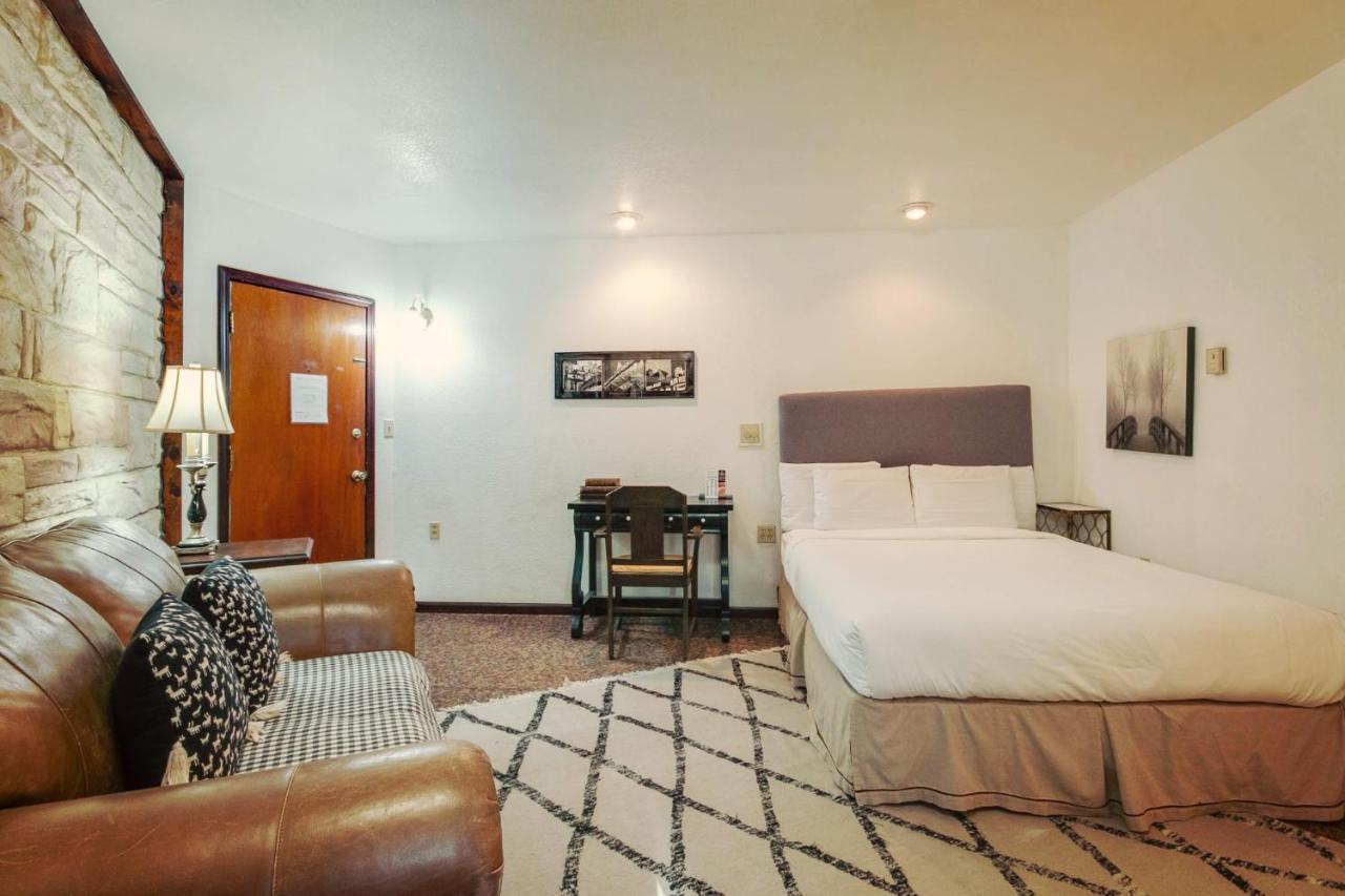 Simmer Motel Wamego Εξωτερικό φωτογραφία