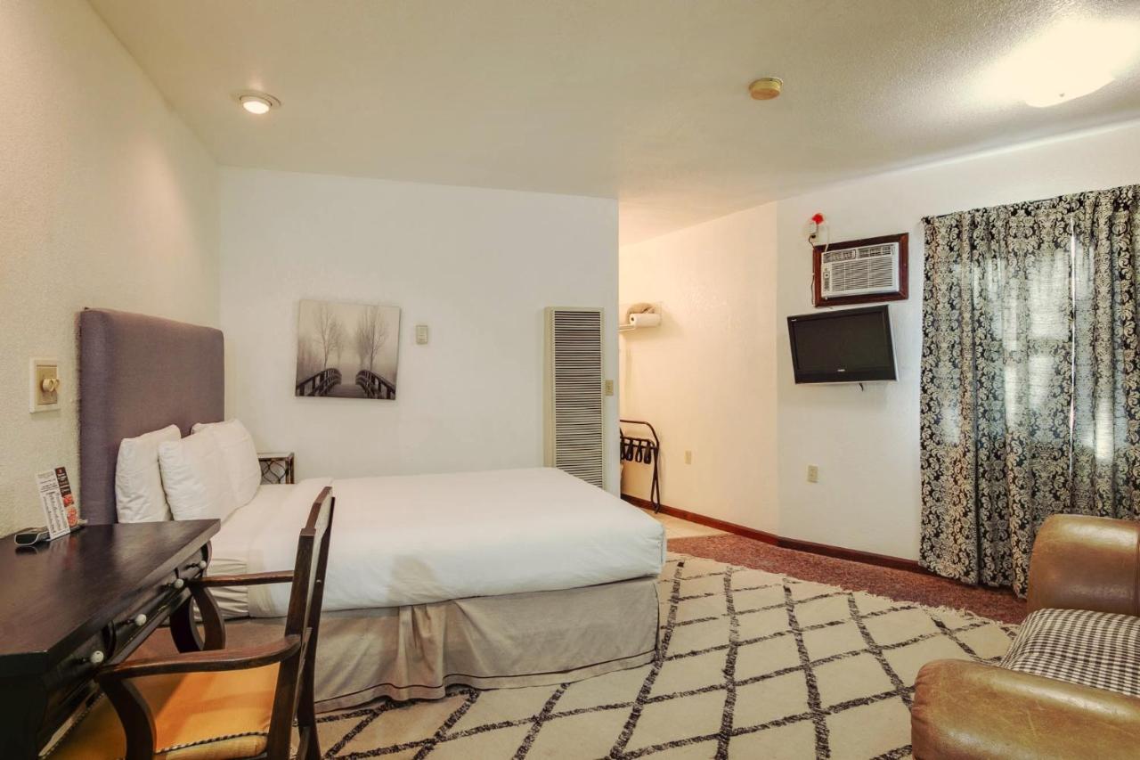Simmer Motel Wamego Εξωτερικό φωτογραφία