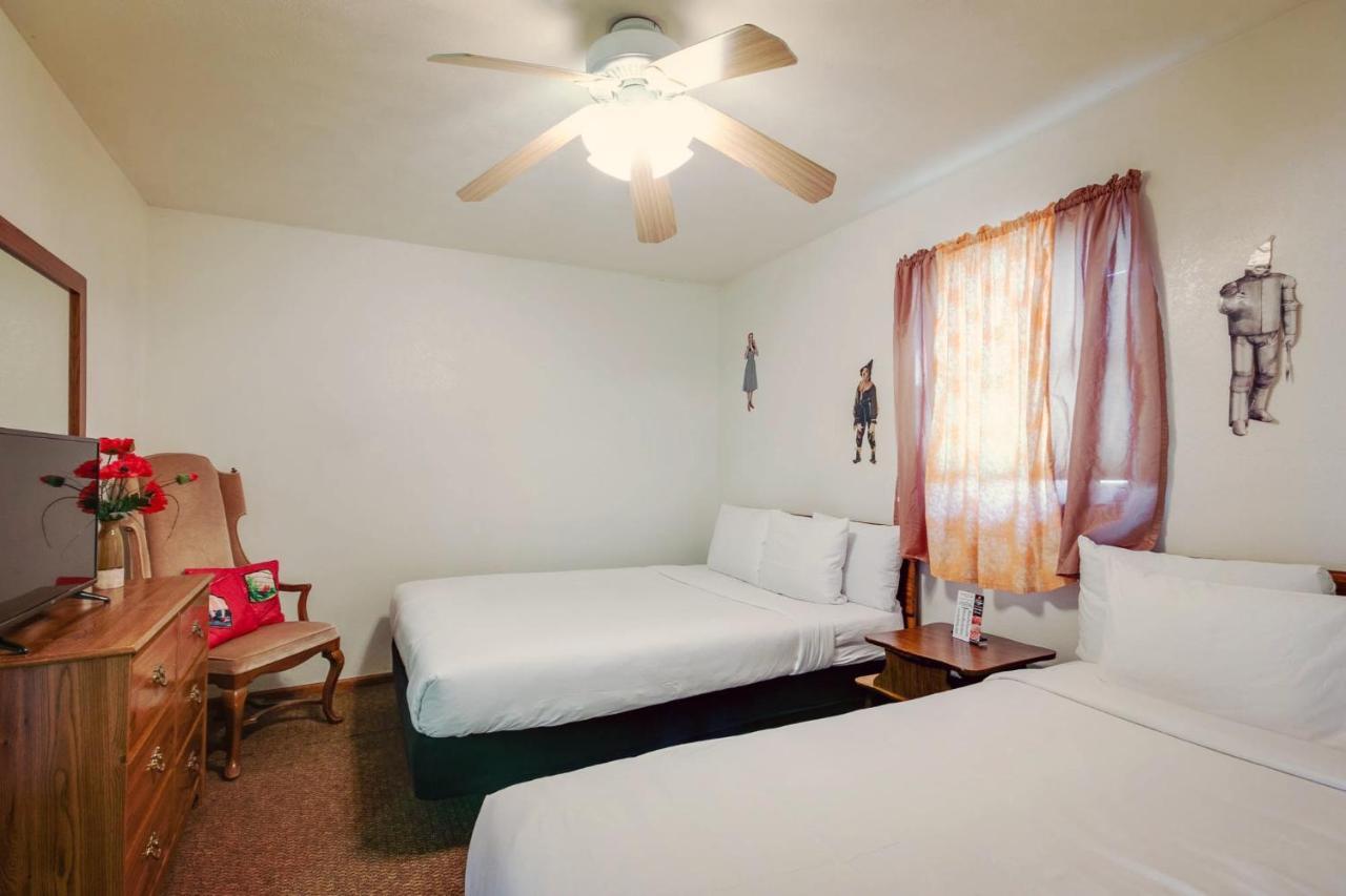 Simmer Motel Wamego Εξωτερικό φωτογραφία