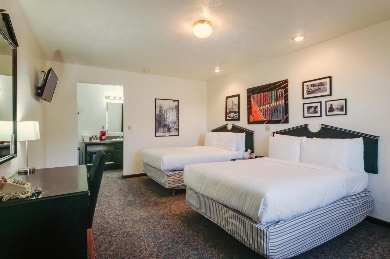 Simmer Motel Wamego Εξωτερικό φωτογραφία
