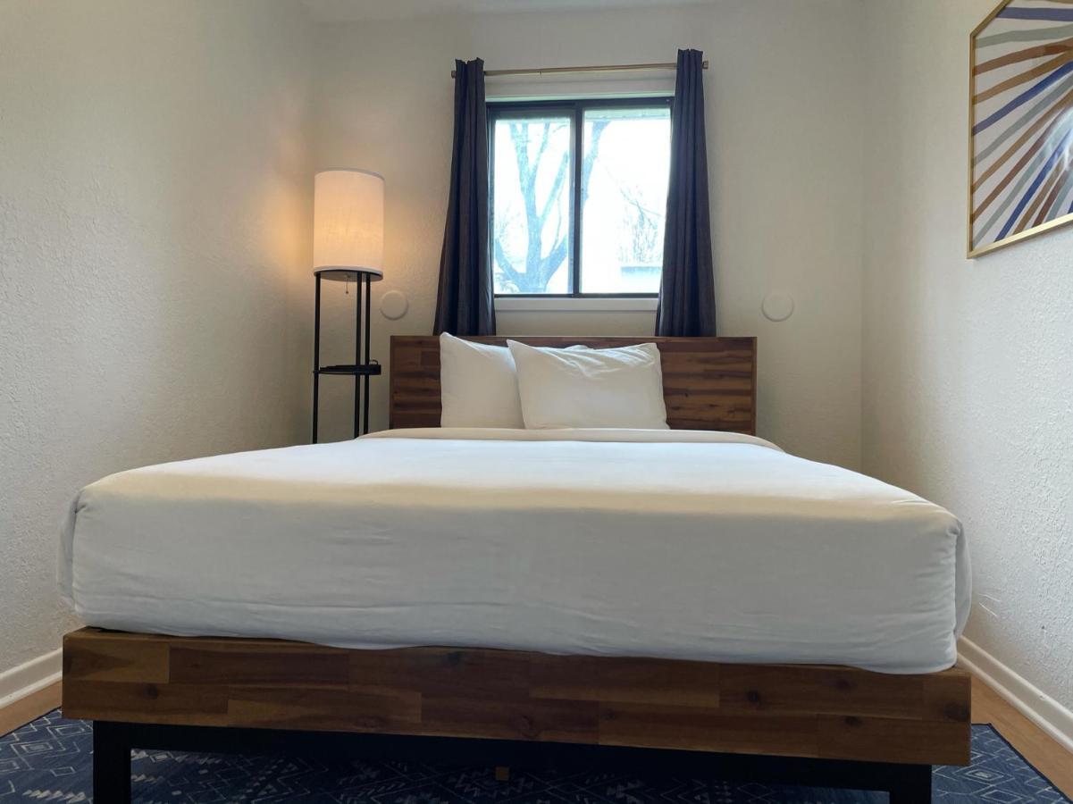 Simmer Motel Wamego Εξωτερικό φωτογραφία