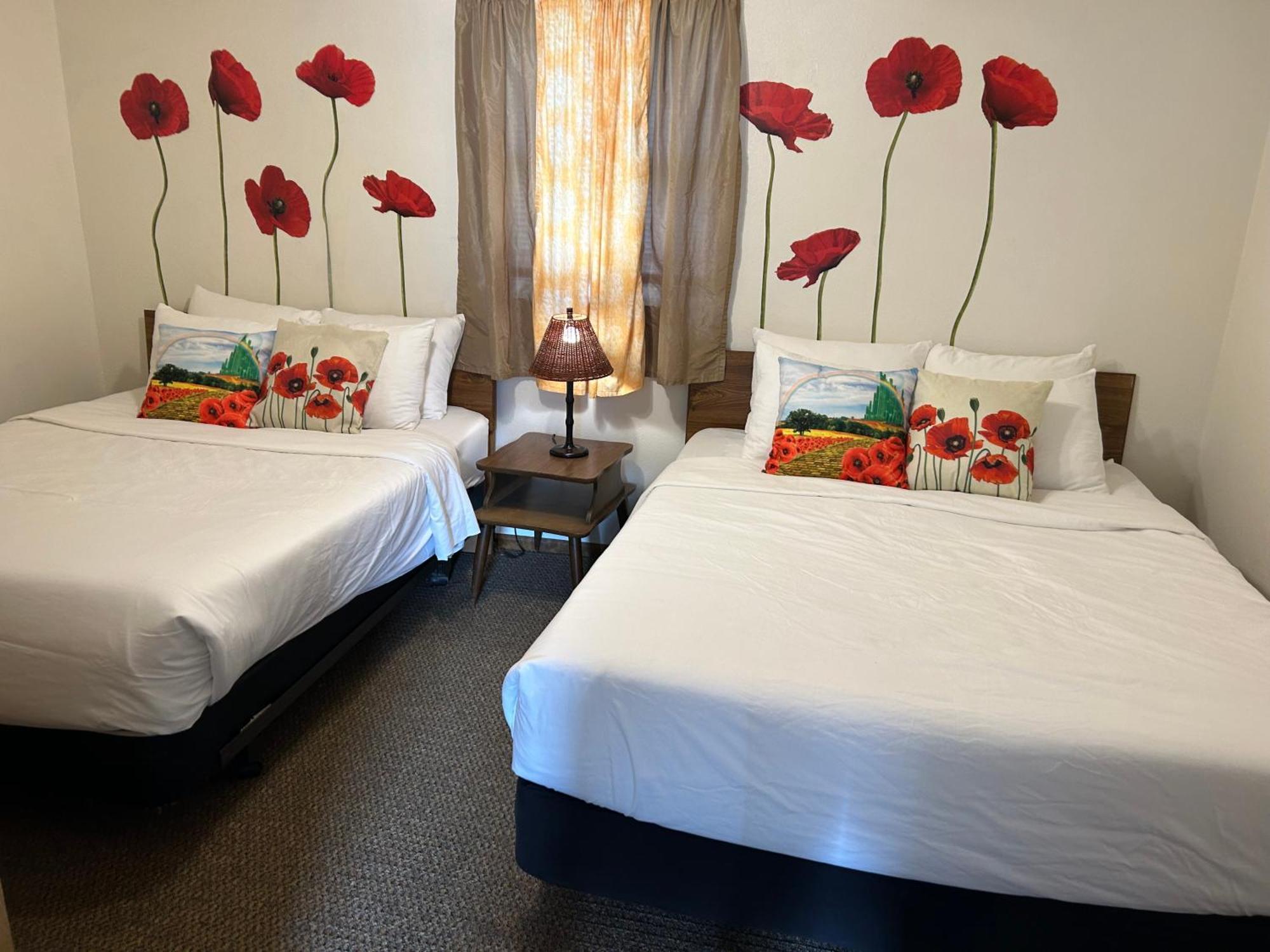 Simmer Motel Wamego Εξωτερικό φωτογραφία